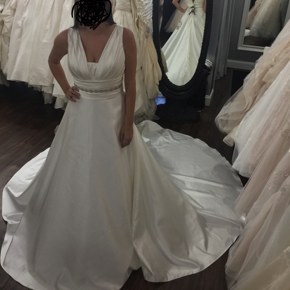 BRAND NEW NEVER WORN WEDDING DRESS